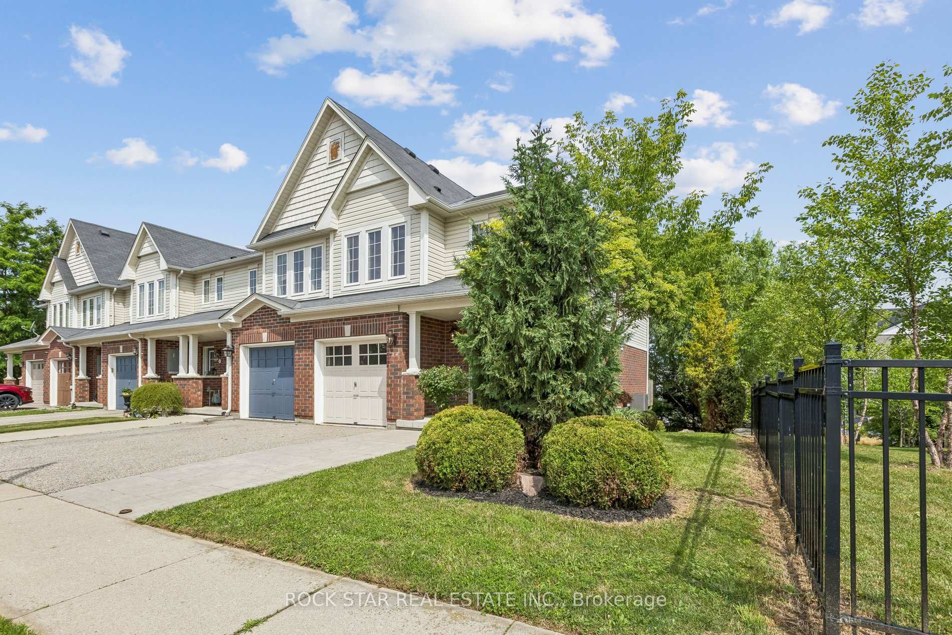 Photo 3 of 111 Bloomington Drive, Cambridge, Christopher-Champlain — HOMEH