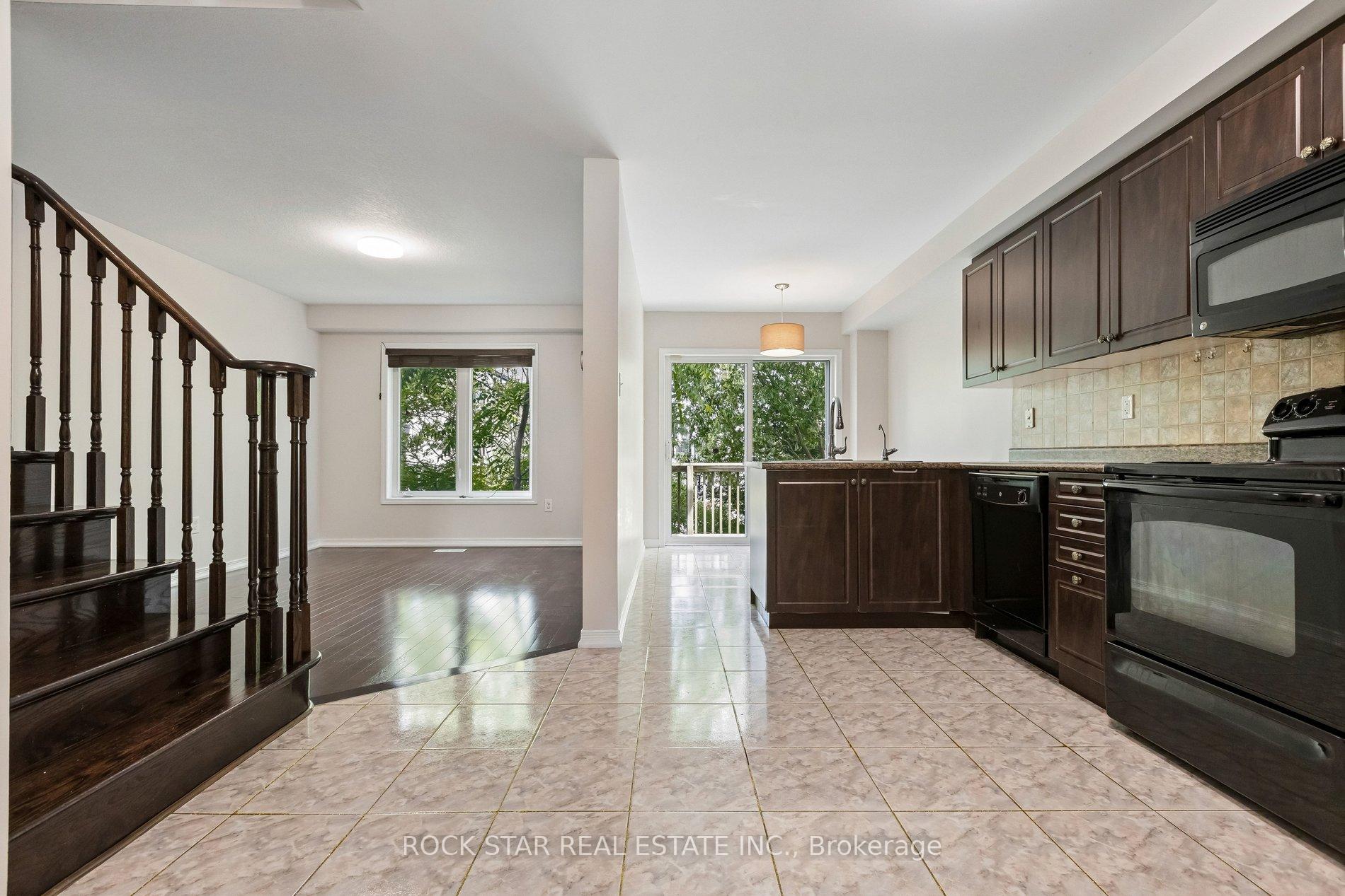 Photo 4 of 111 Bloomington Drive, Cambridge, Christopher-Champlain — HOMEH