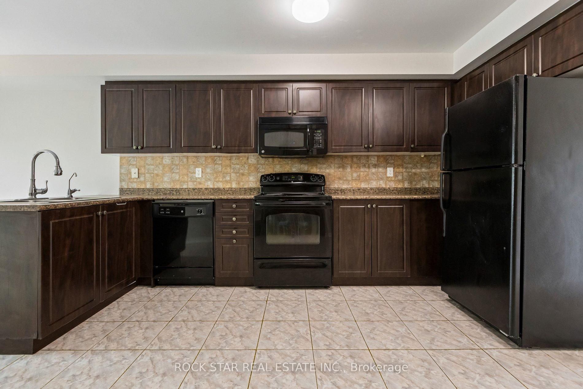Photo 7 of 111 Bloomington Drive, Cambridge, Christopher-Champlain — HOMEH