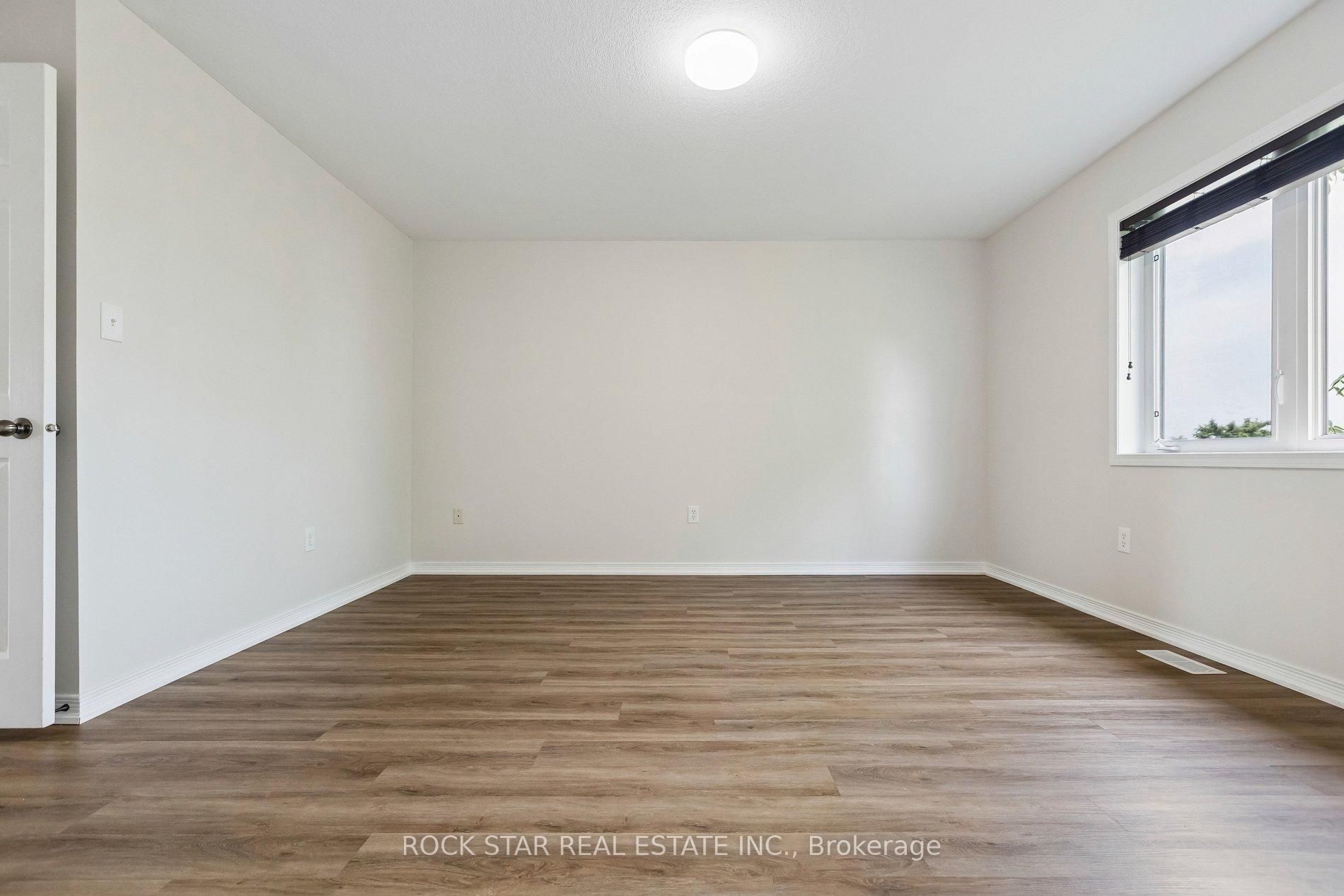 Photo 12 of 111 Bloomington Drive, Cambridge, Christopher-Champlain — HOMEH