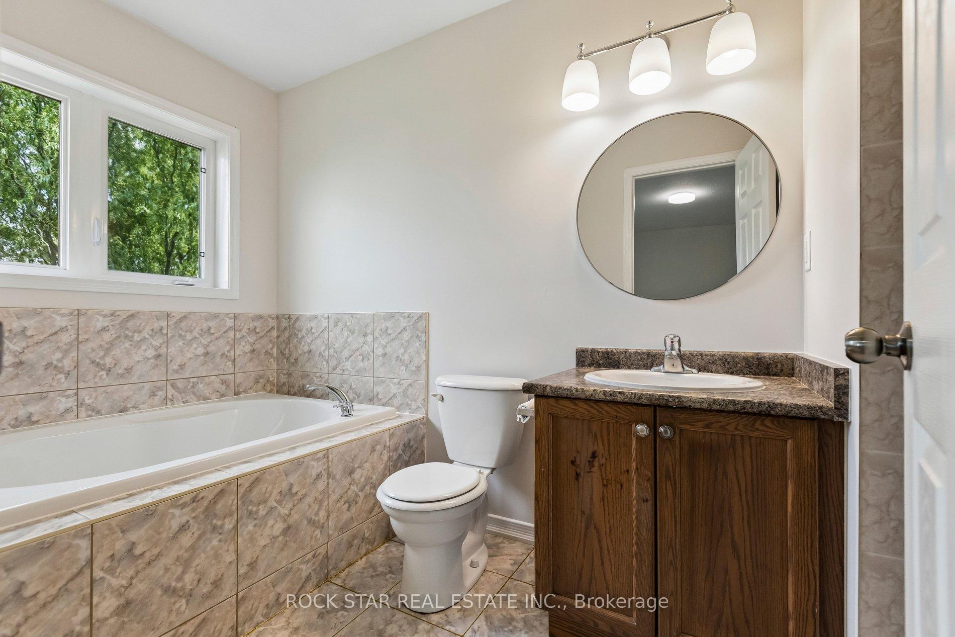 Photo 15 of 111 Bloomington Drive, Cambridge, Christopher-Champlain — HOMEH