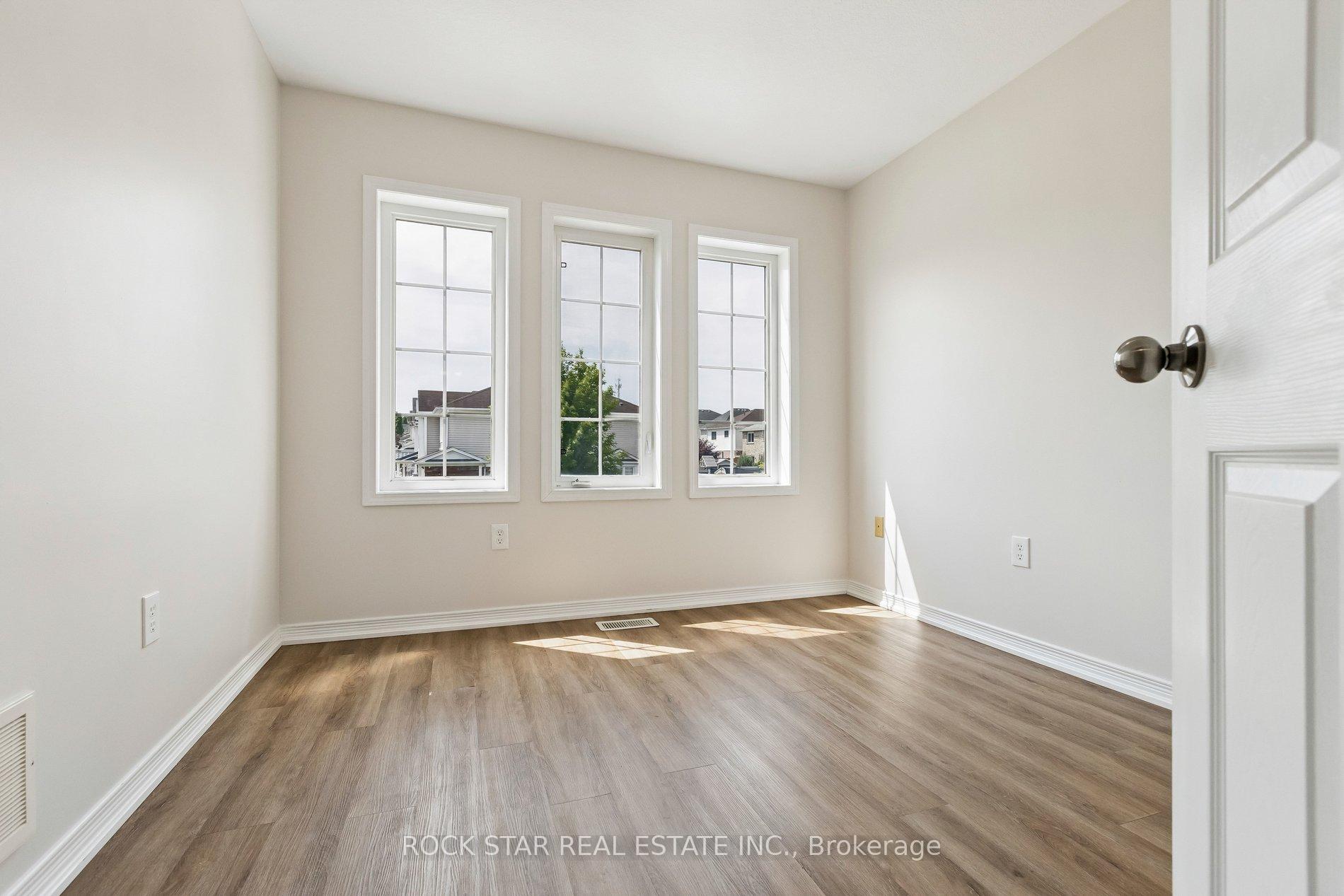 Photo 20 of 111 Bloomington Drive, Cambridge, Christopher-Champlain — HOMEH