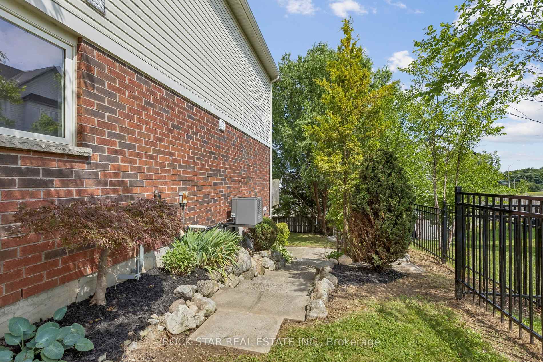 Photo 29 of 111 Bloomington Drive, Cambridge, Christopher-Champlain — HOMEH