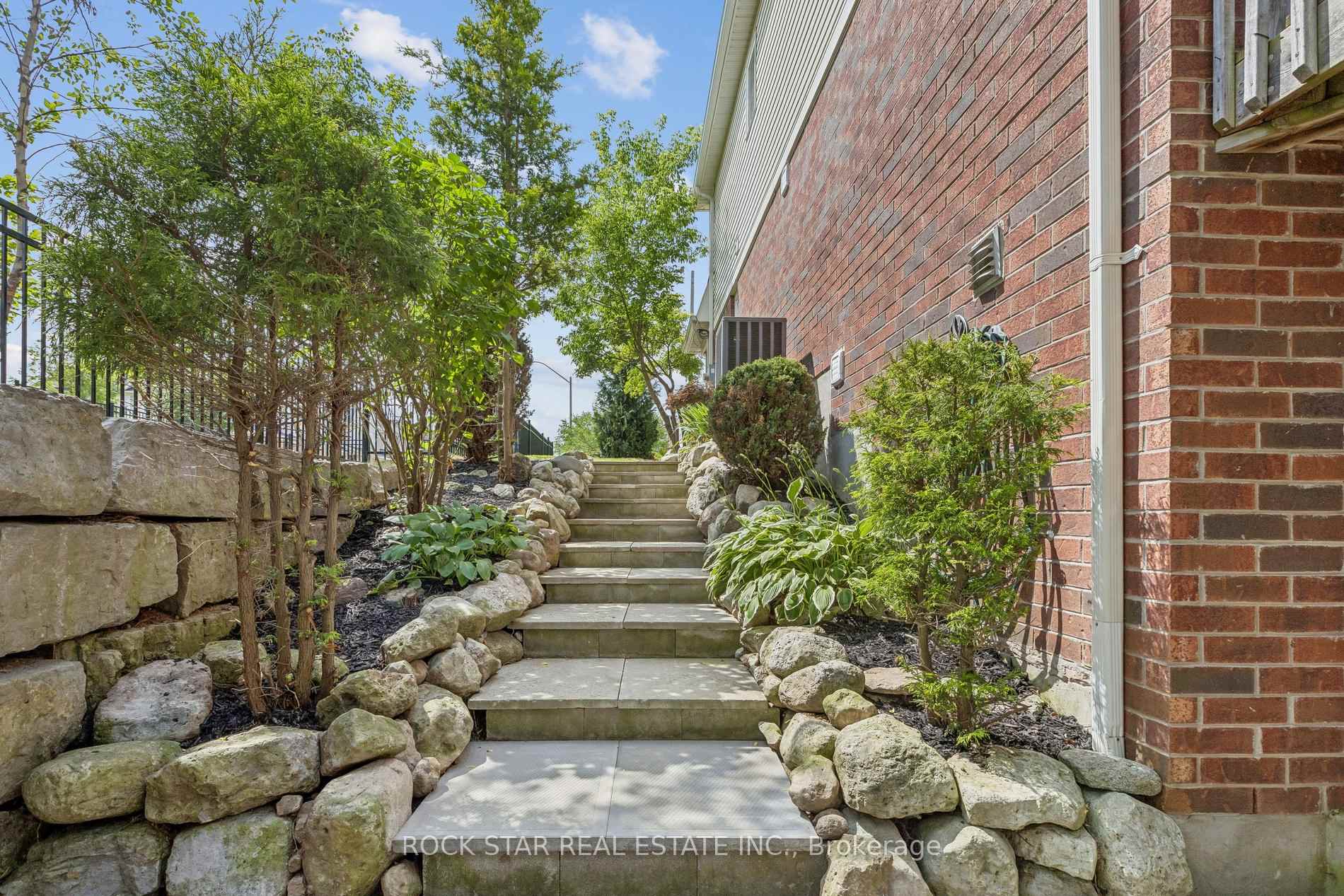 Photo 32 of 111 Bloomington Drive, Cambridge, Christopher-Champlain — HOMEH