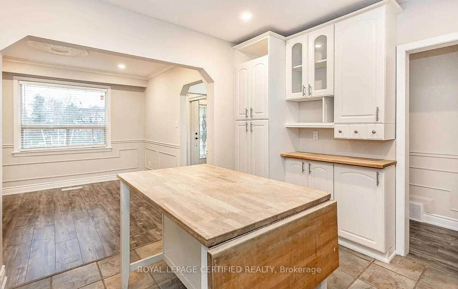 Photo 8 of 481 Sandmere Place, Oakville, West — HOMEH