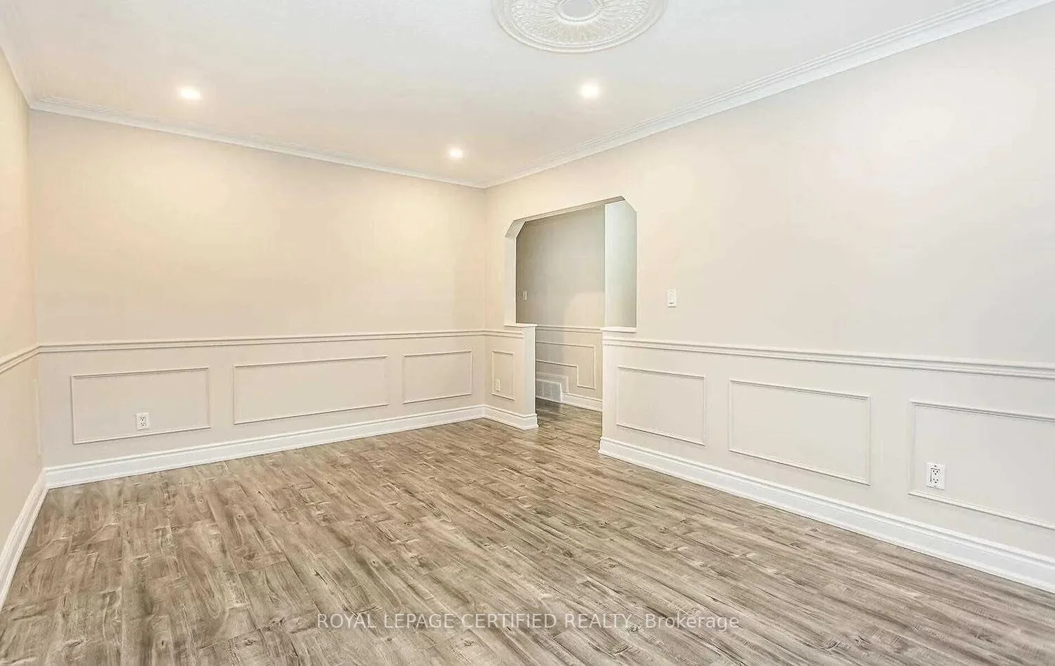 Photo 6 of 481 Sandmere Place, Oakville, West — HOMEH
