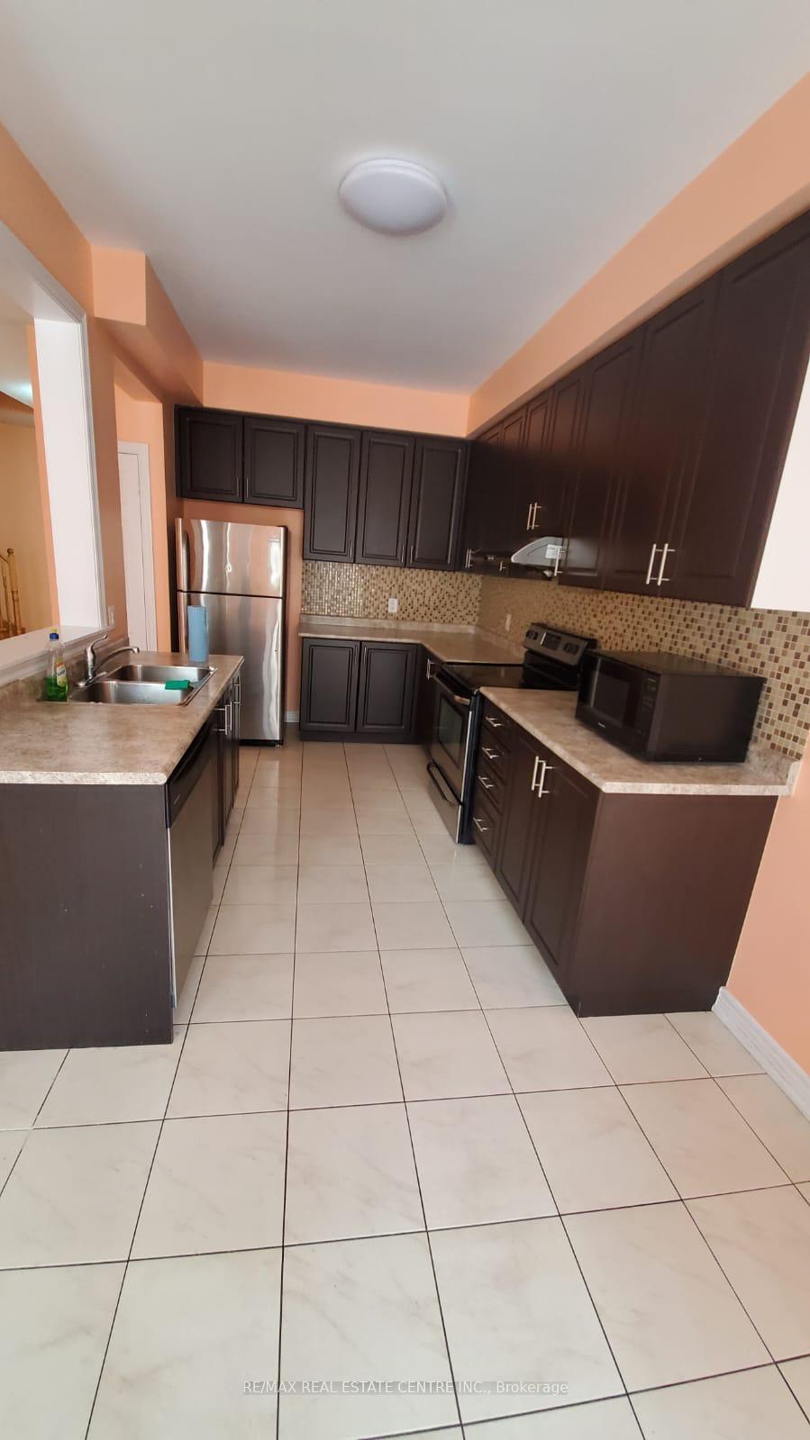 Photo 8 of 5 Vezna Crescent, Brampton, Credit Valley — HOMEH