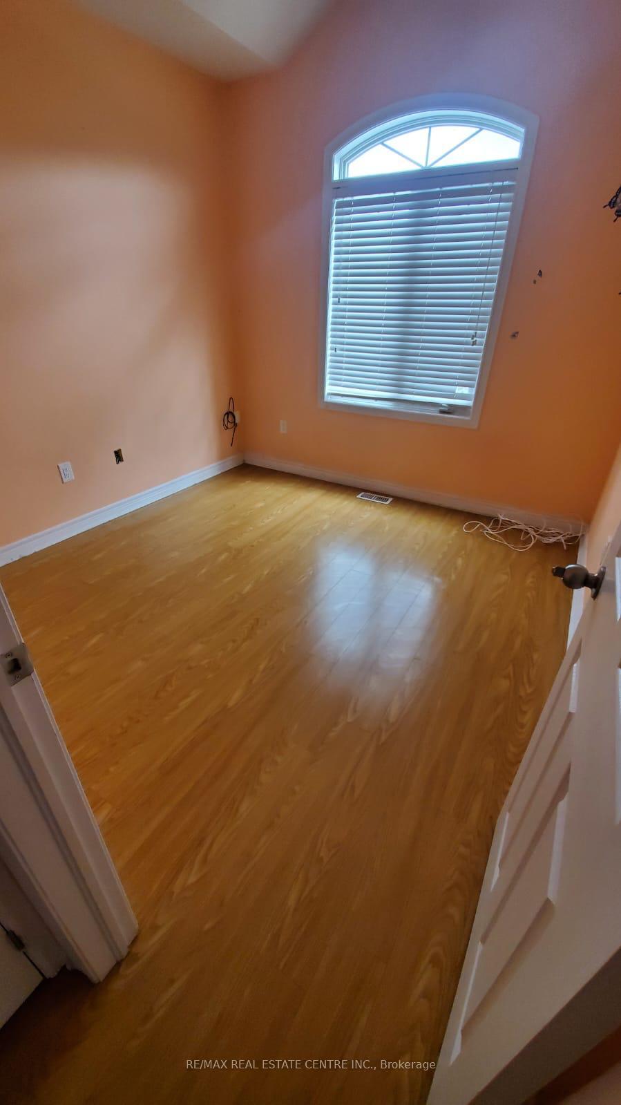 Photo 12 of 5 Vezna Crescent, Brampton, Credit Valley — HOMEH