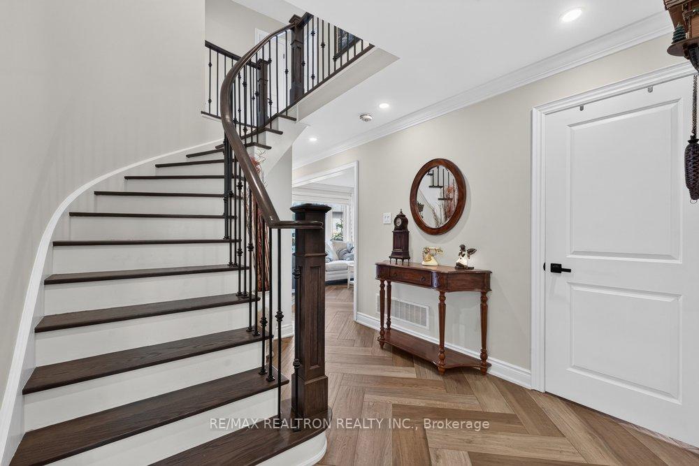 Photo 4 of 38 Zucchet Court, Vaughan, East Woodbridge — HOMEH