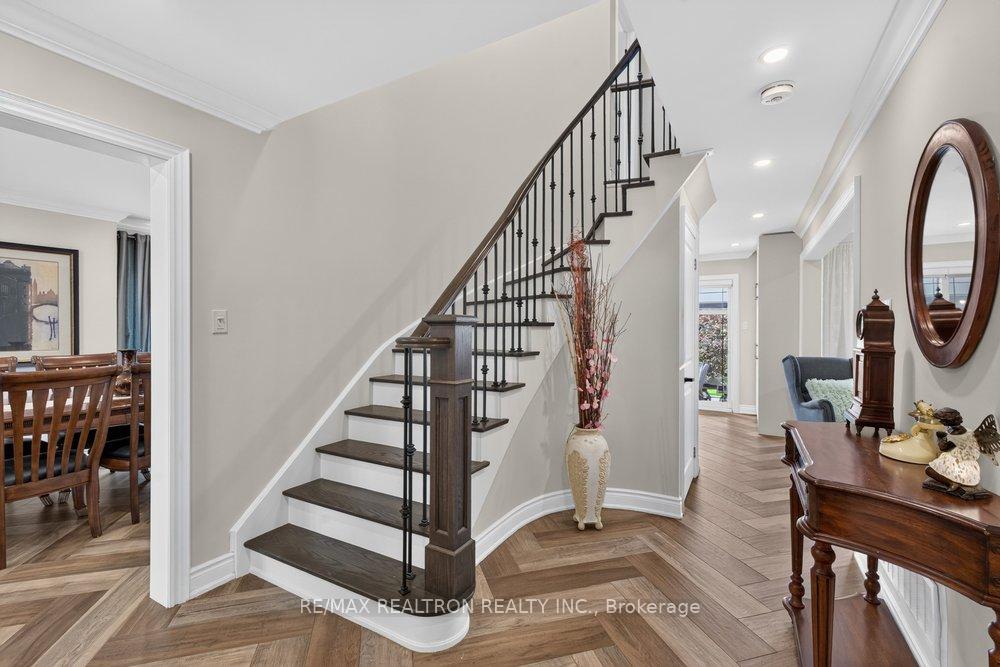 Photo 5 of 38 Zucchet Court, Vaughan, East Woodbridge — HOMEH