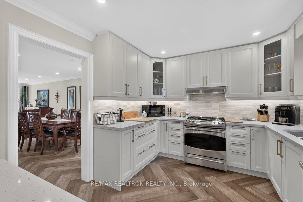 Photo 16 of 38 Zucchet Court, Vaughan, East Woodbridge — HOMEH