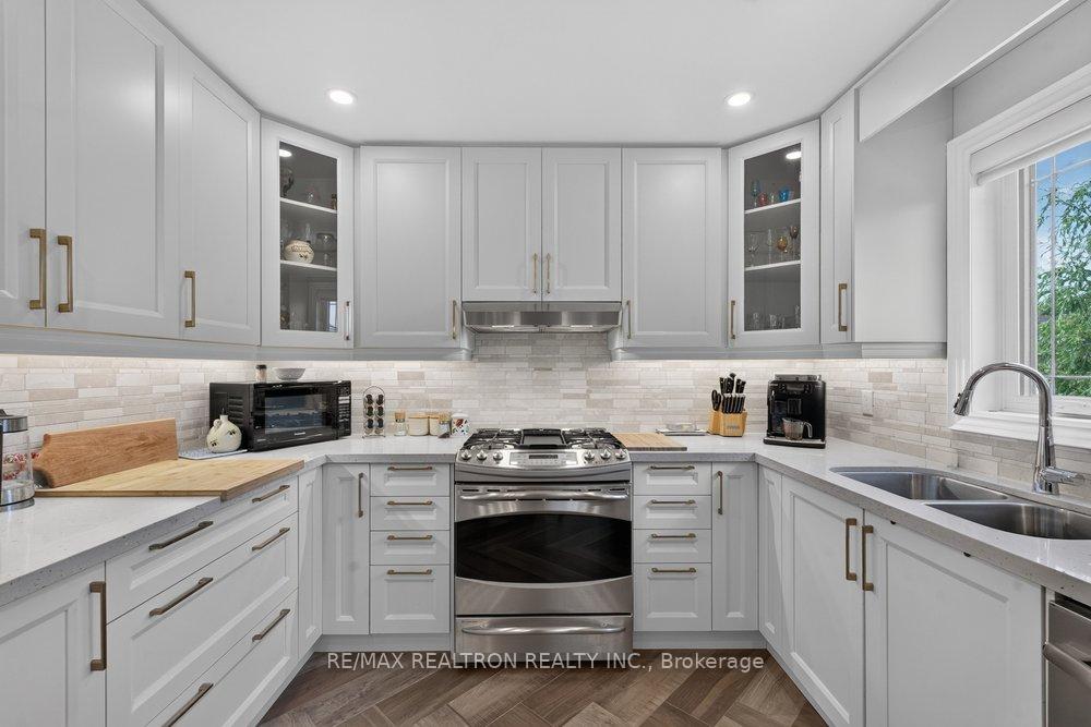 Photo 17 of 38 Zucchet Court, Vaughan, East Woodbridge — HOMEH