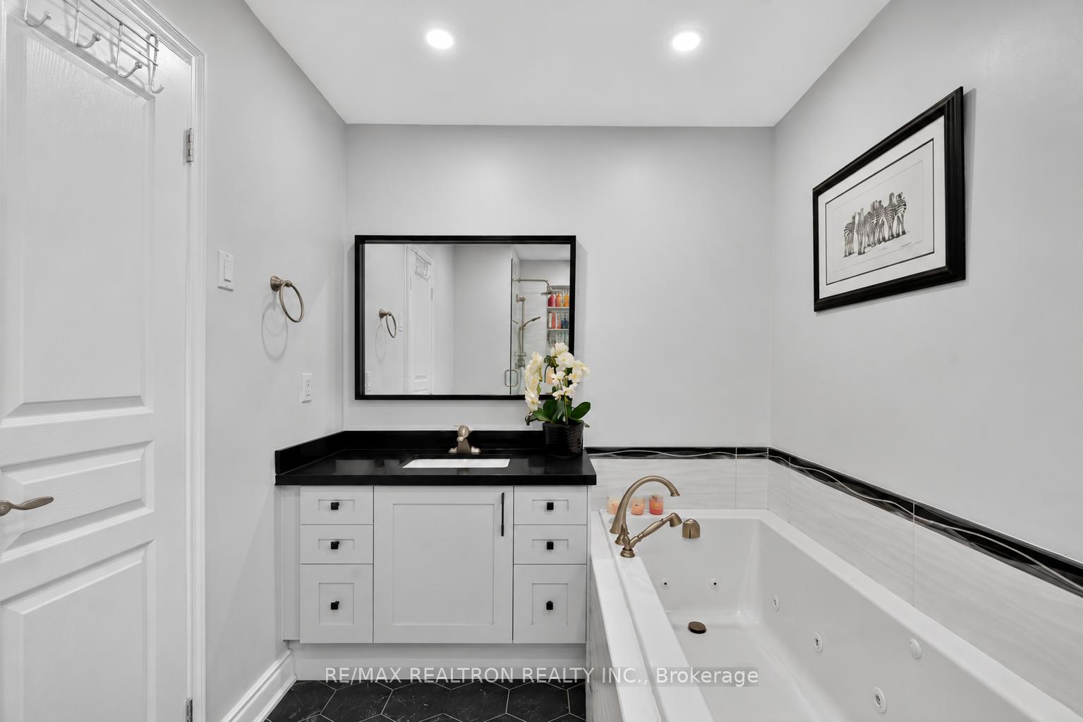 Photo 23 of 38 Zucchet Court, Vaughan, East Woodbridge — HOMEH
