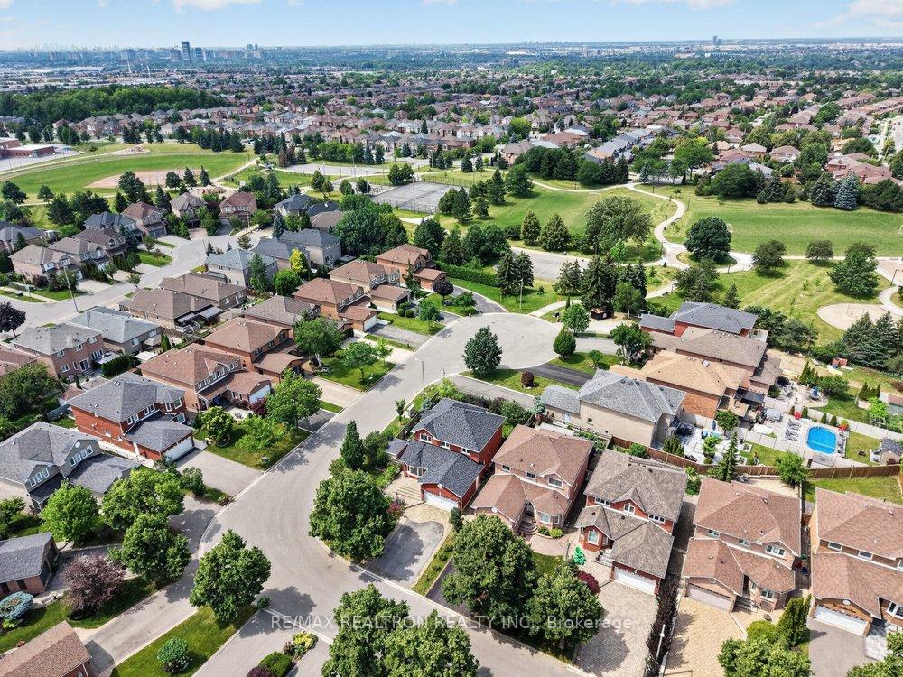 Photo 30 of 38 Zucchet Court, Vaughan, East Woodbridge — HOMEH