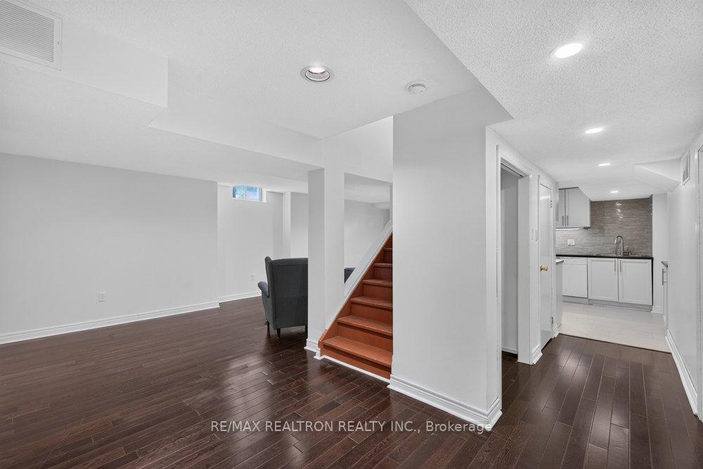 Photo 32 of 38 Zucchet Court, Vaughan, East Woodbridge — HOMEH