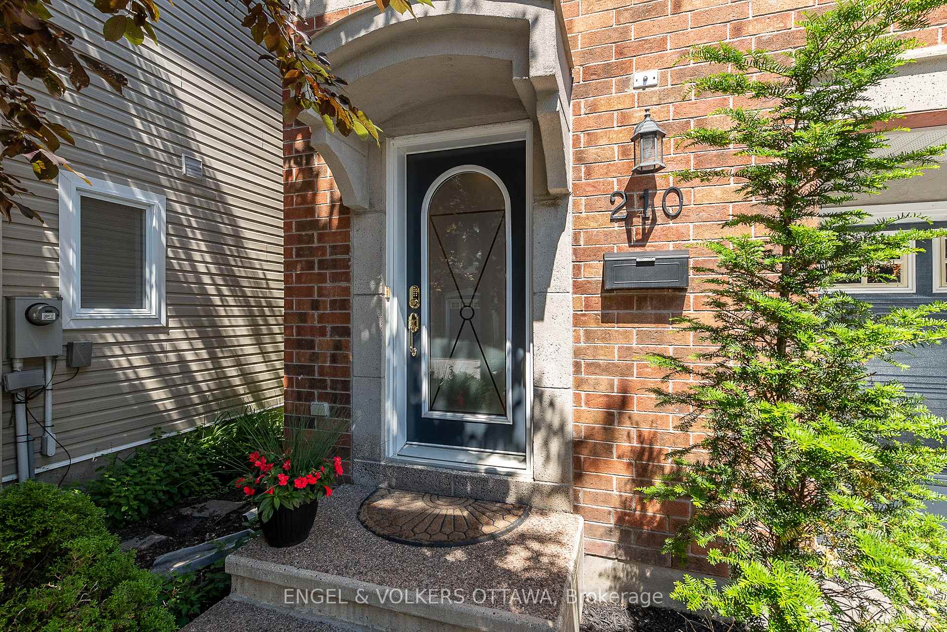 Photo 2 of 210 West Village Private, Ottawa, Westboro South — HOMEH