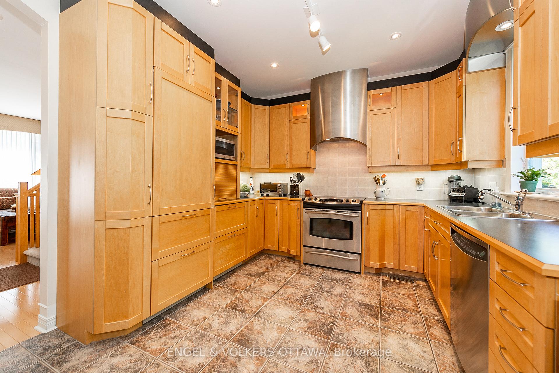 Photo 18 of 210 West Village Private, Ottawa, Westboro South — HOMEH