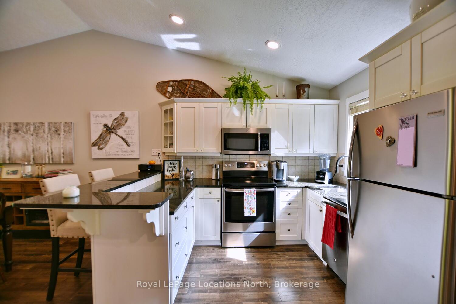 Photo 13 of 590 Oxbow Crescent, Collingwood — HOMEH