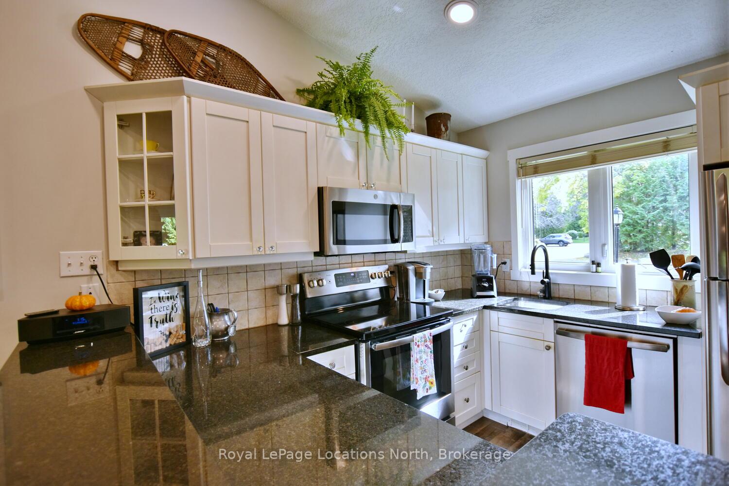 Photo 15 of 590 Oxbow Crescent, Collingwood — HOMEH
