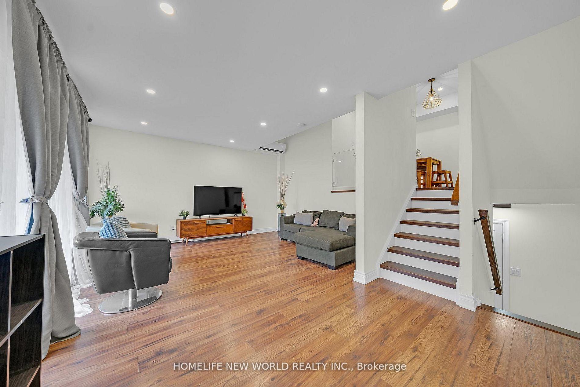 Photo 2 of 38 Springfair Avenue, Aurora, Aurora Village — HOMEH