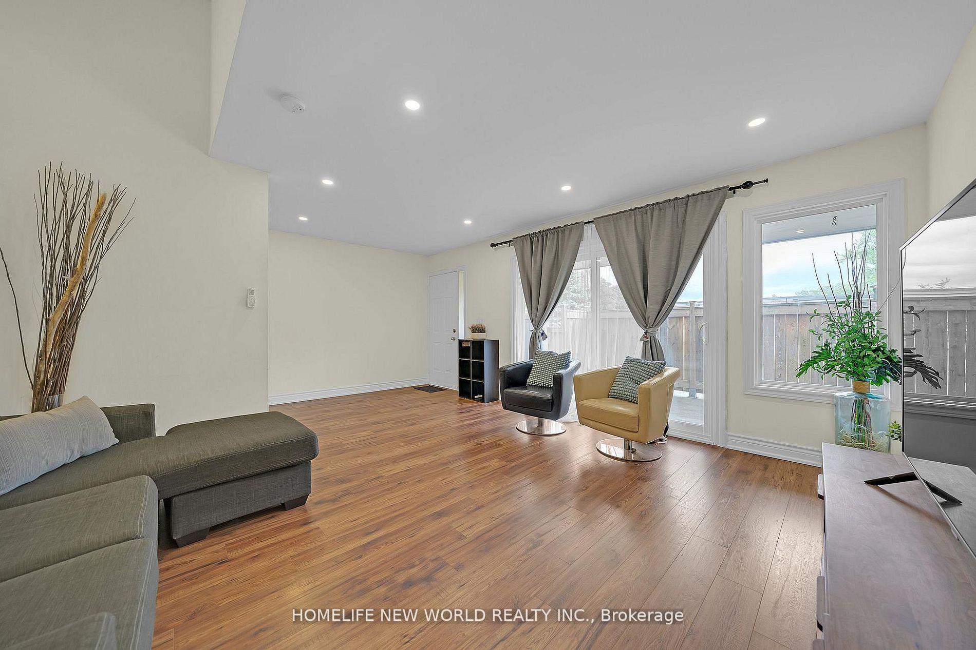 Photo 3 of 38 Springfair Avenue, Aurora, Aurora Village — HOMEH