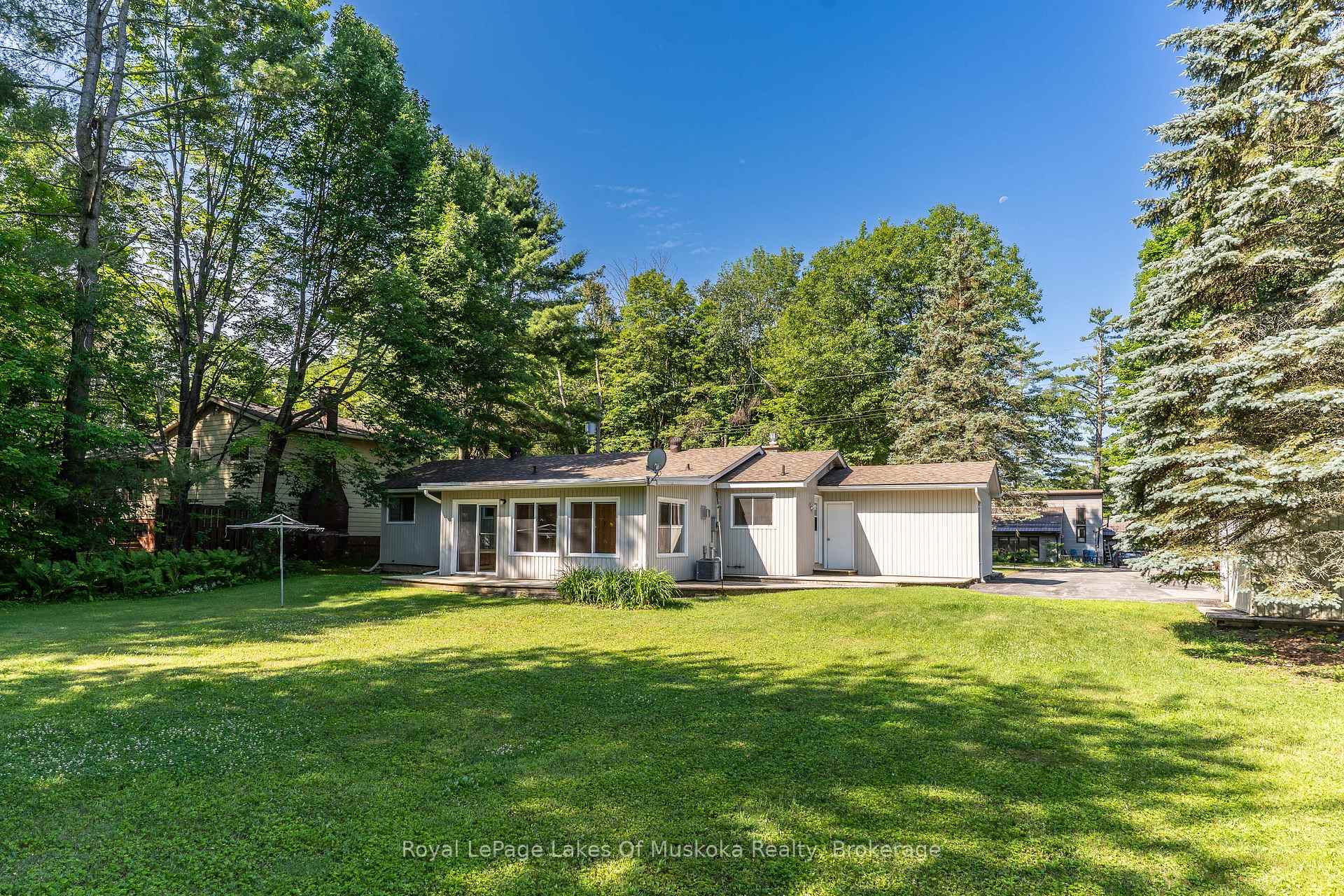 Photo 2 of 130 Robinson Avenue, Gravenhurst, Muskoka (S) — HOMEH