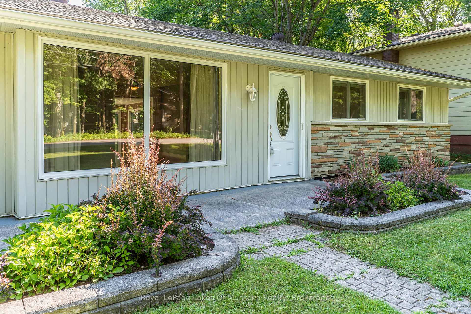 Photo 4 of 130 Robinson Avenue, Gravenhurst, Muskoka (S) — HOMEH