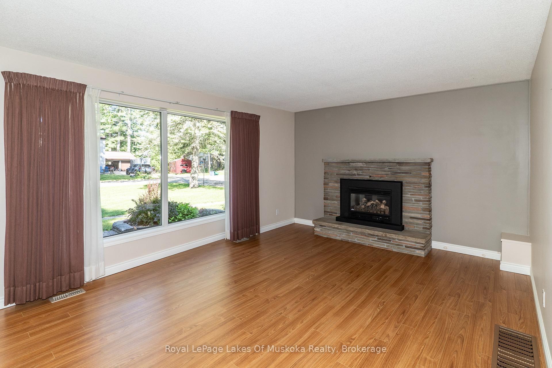 Photo 7 of 130 Robinson Avenue, Gravenhurst, Muskoka (S) — HOMEH