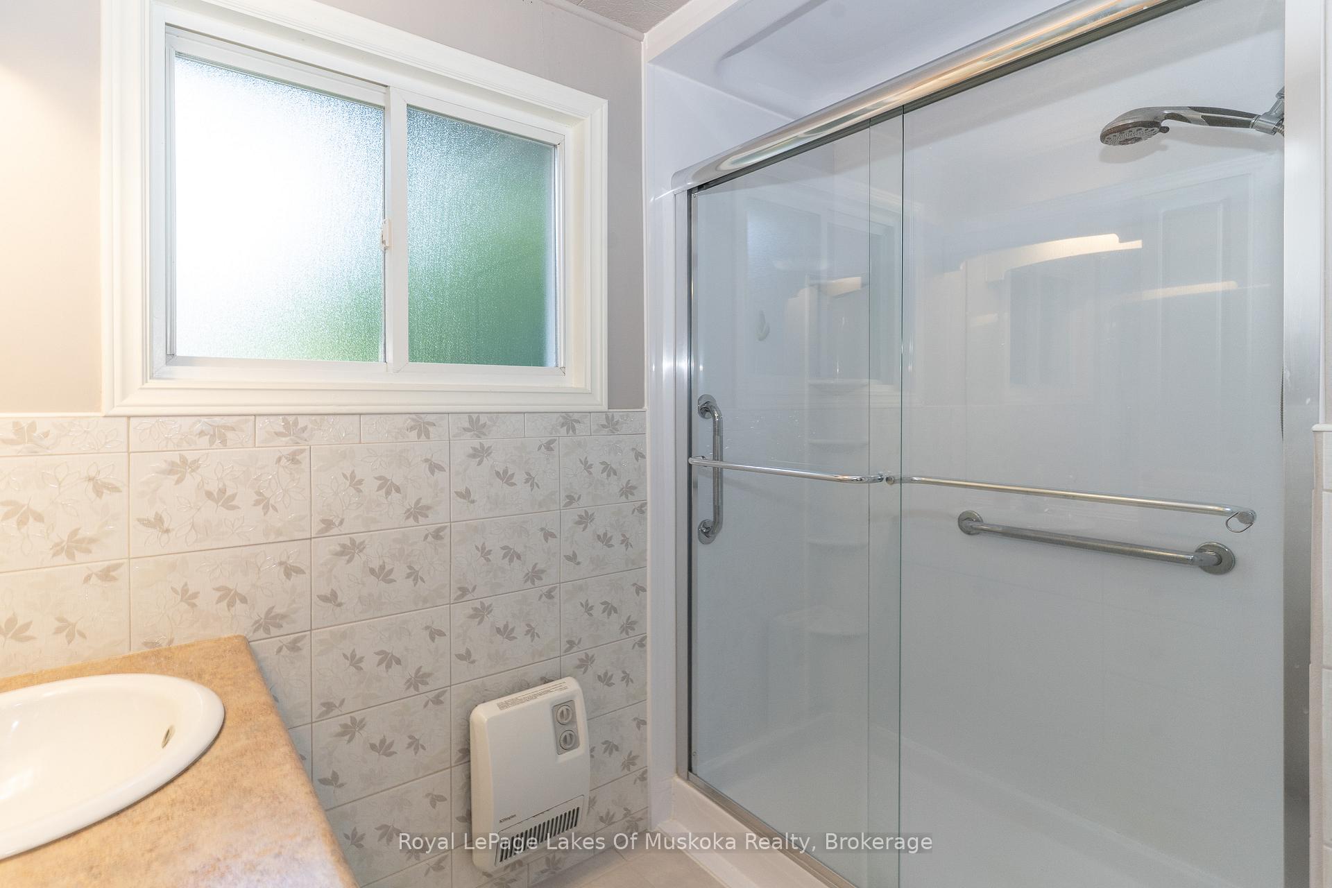 Photo 25 of 130 Robinson Avenue, Gravenhurst, Muskoka (S) — HOMEH