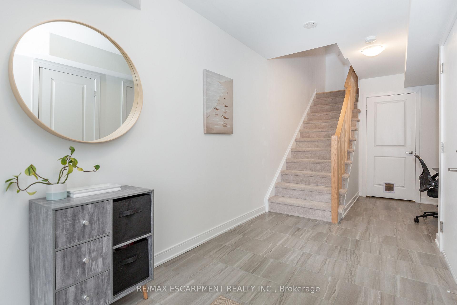 Photo 3 of 33 Red Maple Lane, Barrie, Innis-Shore — HOMEH