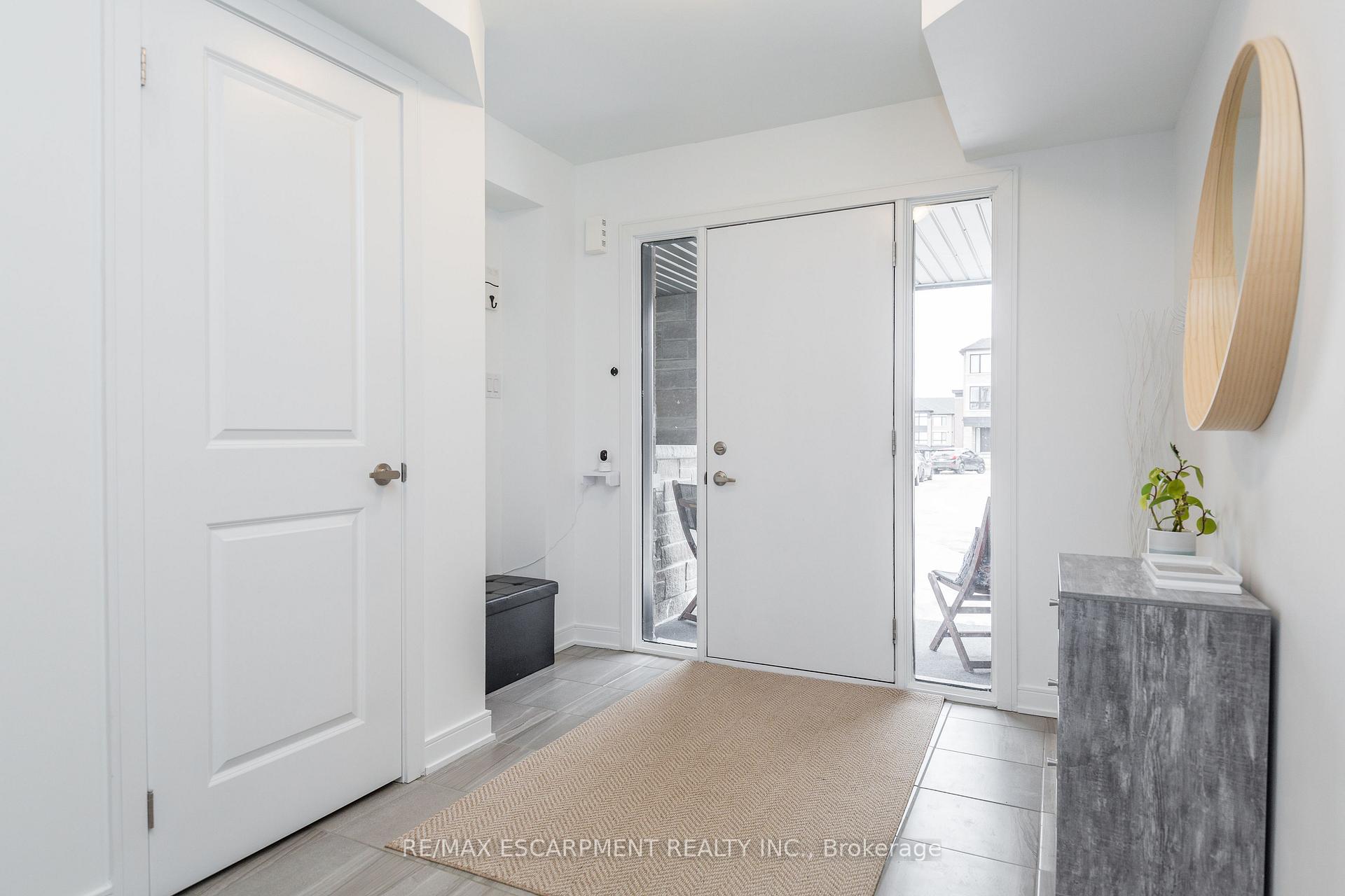 Photo 4 of 33 Red Maple Lane, Barrie, Innis-Shore — HOMEH