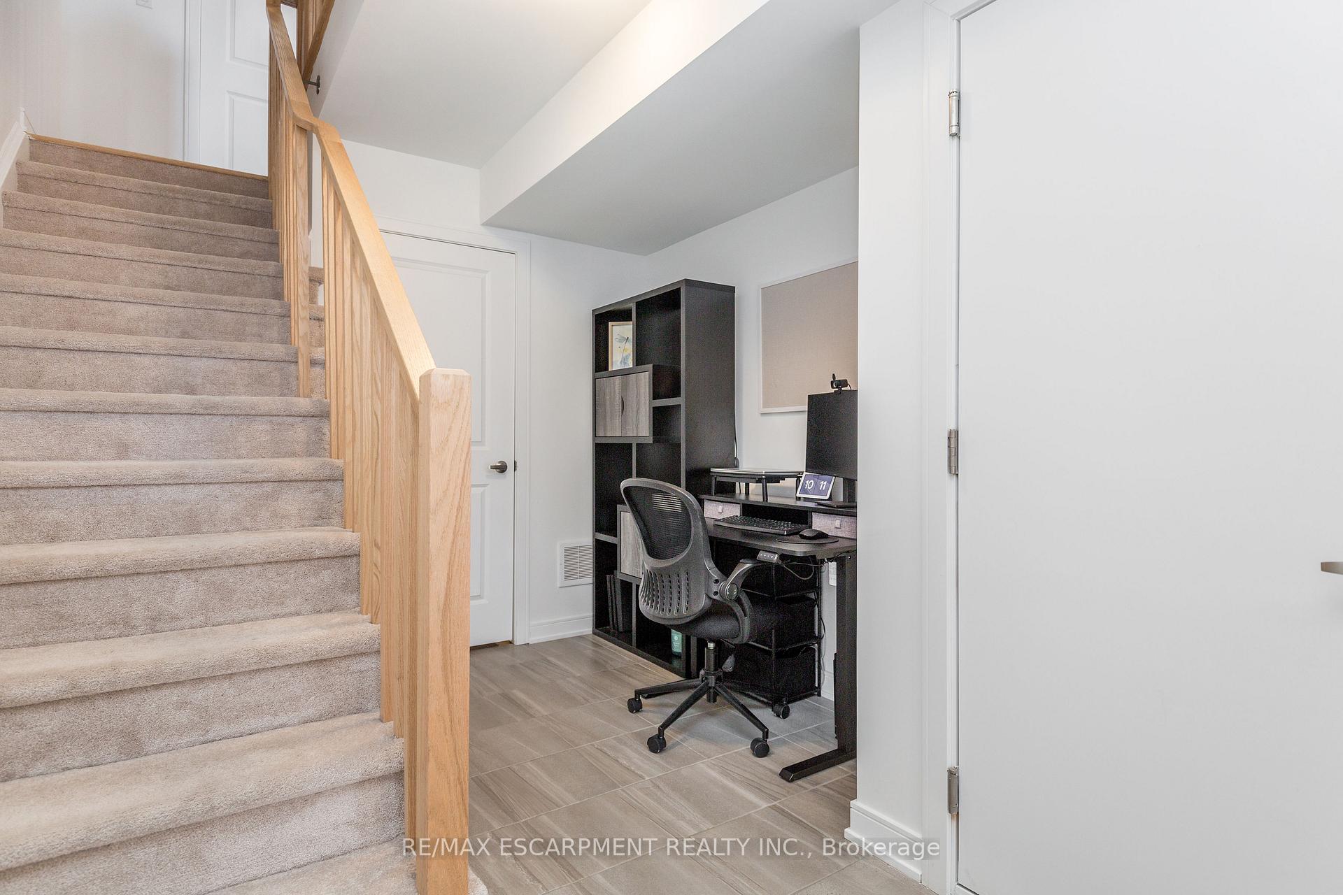 Photo 5 of 33 Red Maple Lane, Barrie, Innis-Shore — HOMEH