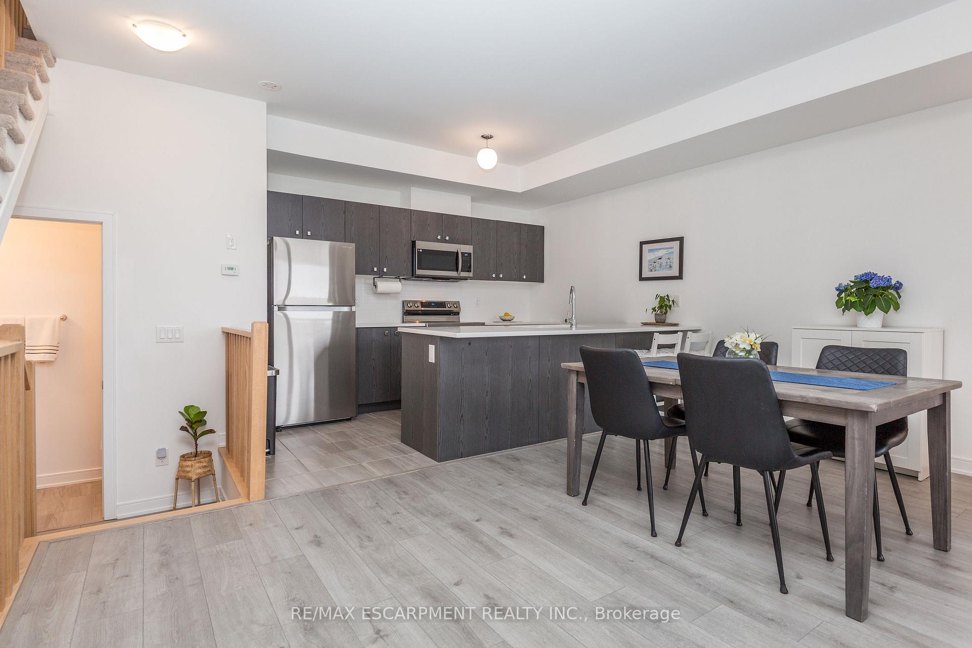 Photo 8 of 33 Red Maple Lane, Barrie, Innis-Shore — HOMEH