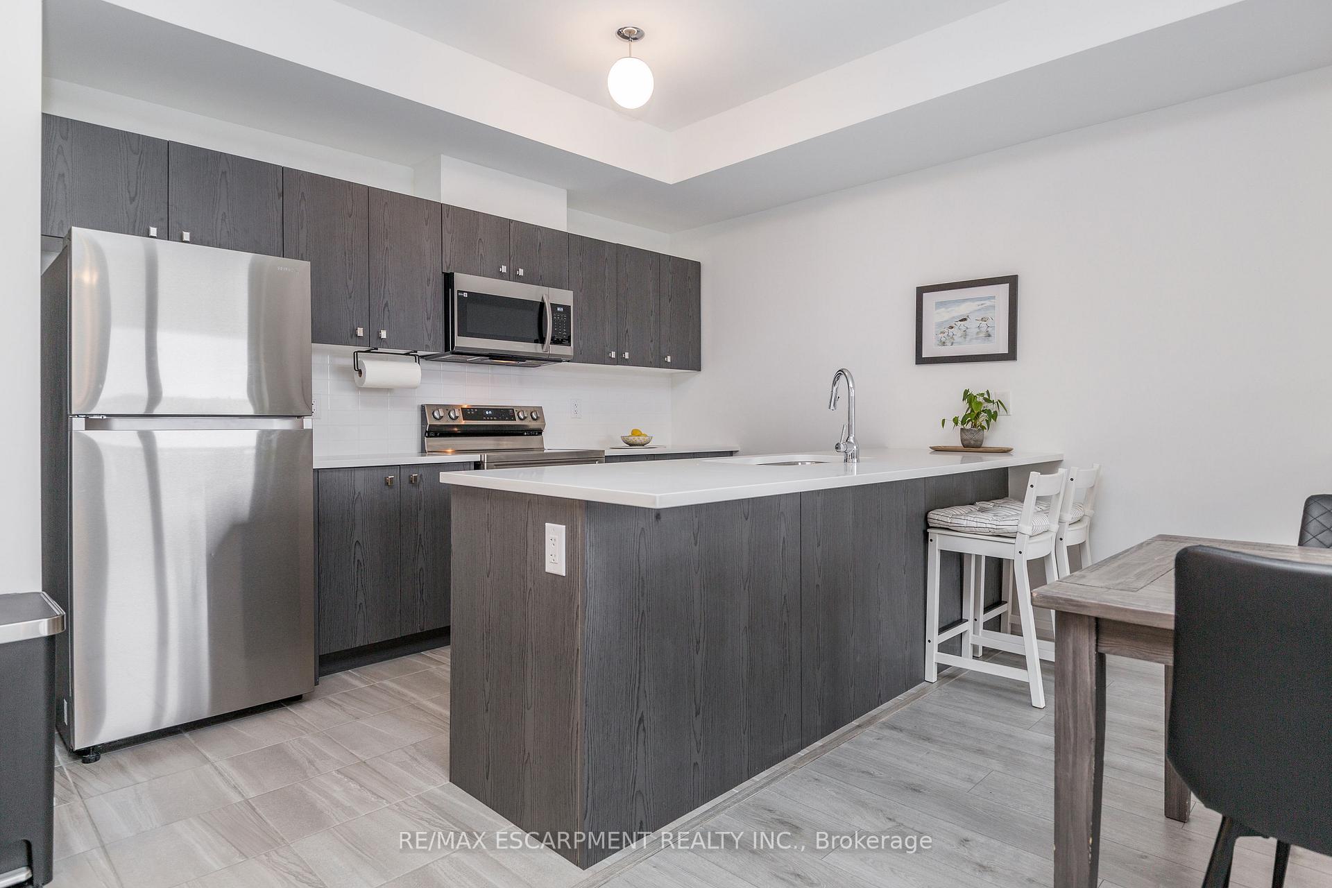 Photo 9 of 33 Red Maple Lane, Barrie, Innis-Shore — HOMEH