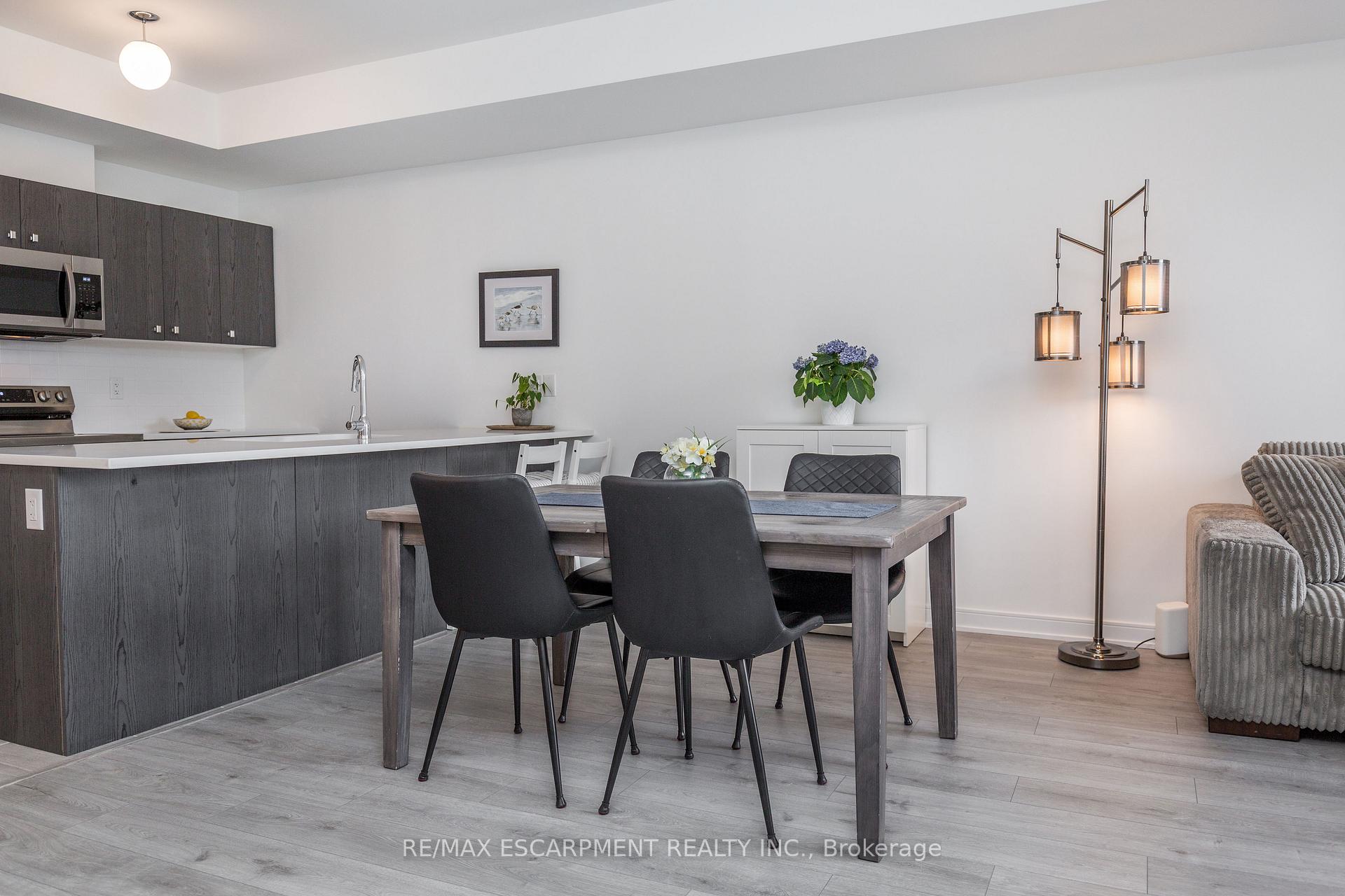 Photo 10 of 33 Red Maple Lane, Barrie, Innis-Shore — HOMEH