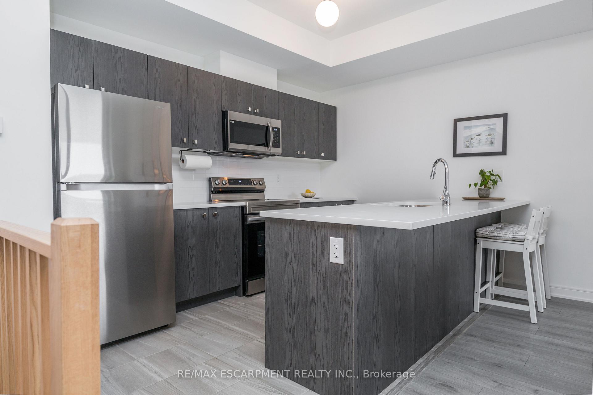 Photo 11 of 33 Red Maple Lane, Barrie, Innis-Shore — HOMEH