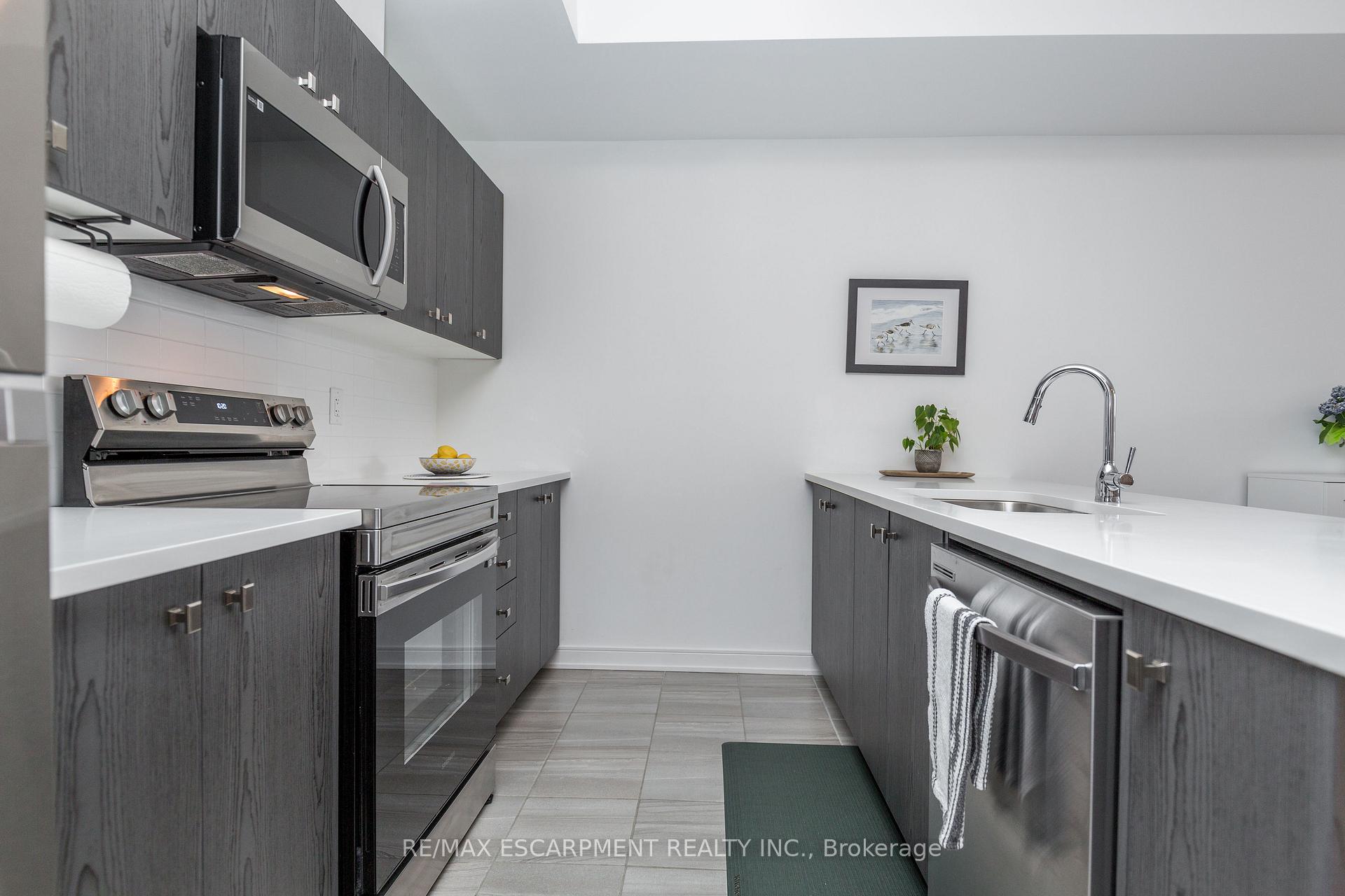 Photo 12 of 33 Red Maple Lane, Barrie, Innis-Shore — HOMEH