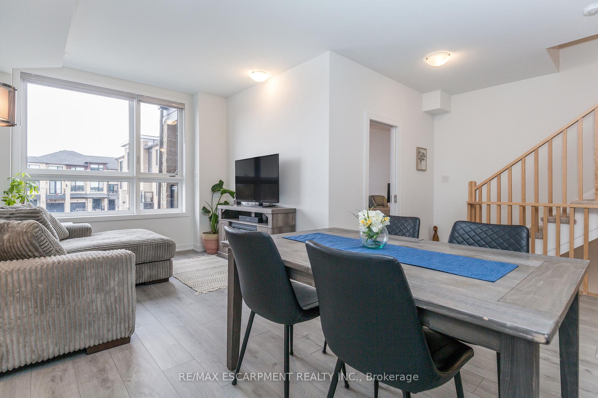 Photo 16 of 33 Red Maple Lane, Barrie, Innis-Shore — HOMEH