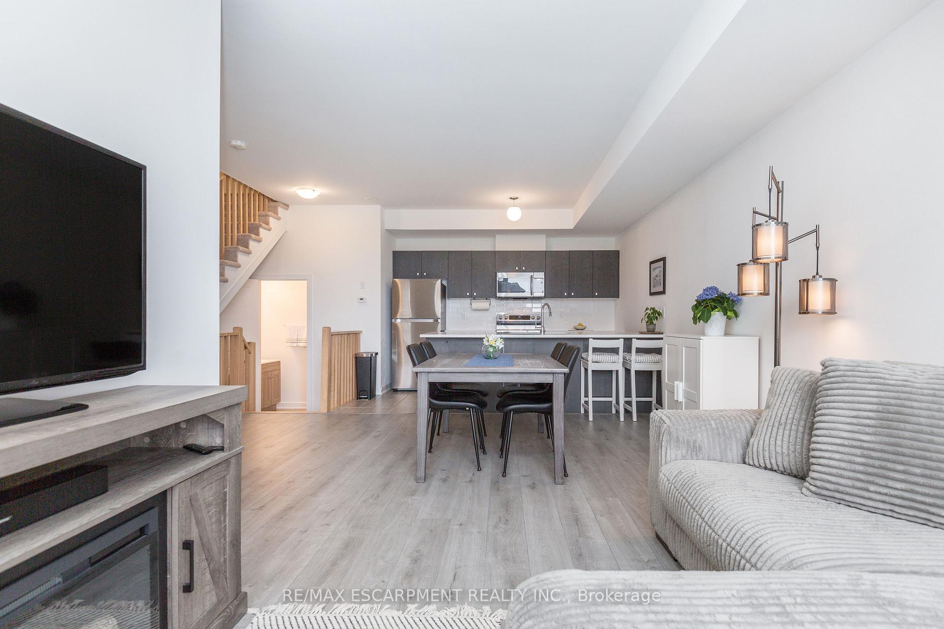 Photo 17 of 33 Red Maple Lane, Barrie, Innis-Shore — HOMEH