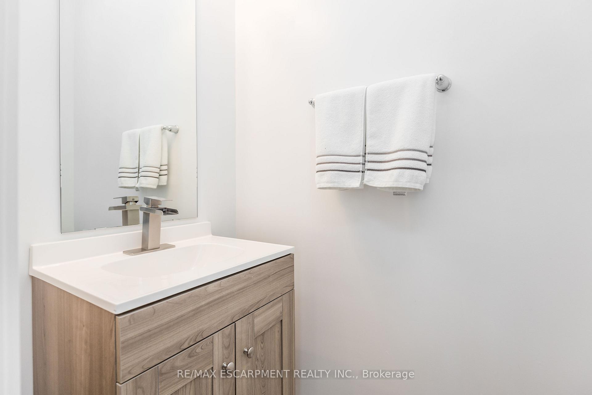 Photo 21 of 33 Red Maple Lane, Barrie, Innis-Shore — HOMEH