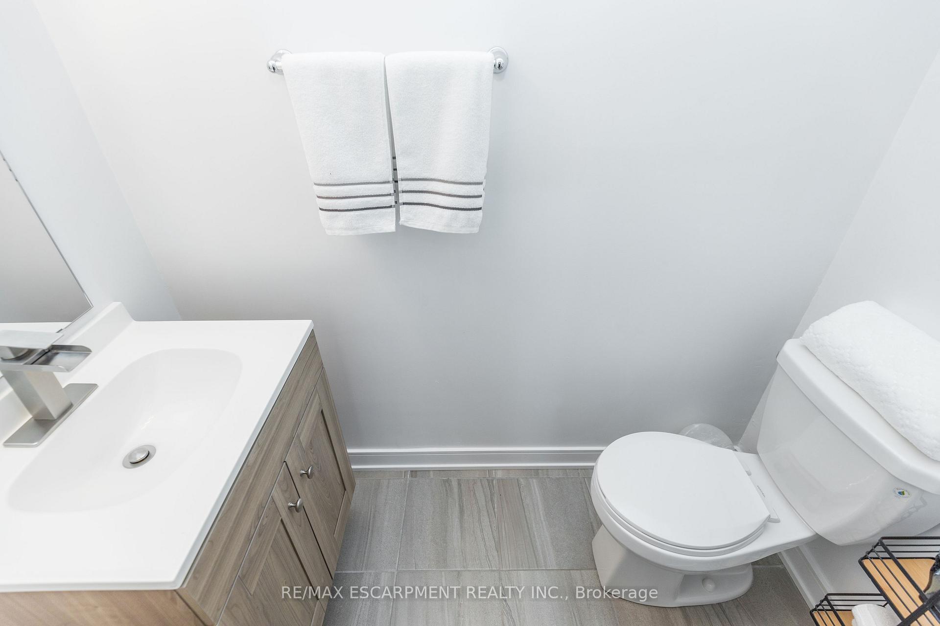 Photo 22 of 33 Red Maple Lane, Barrie, Innis-Shore — HOMEH