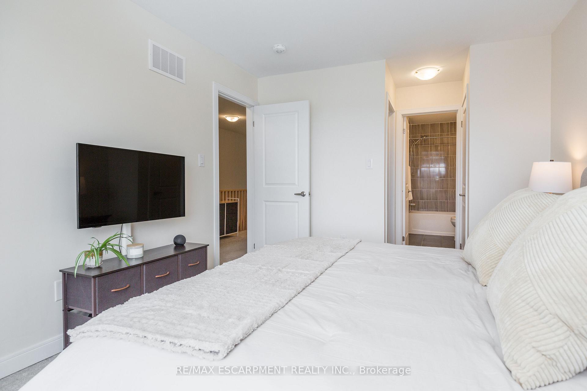 Photo 26 of 33 Red Maple Lane, Barrie, Innis-Shore — HOMEH