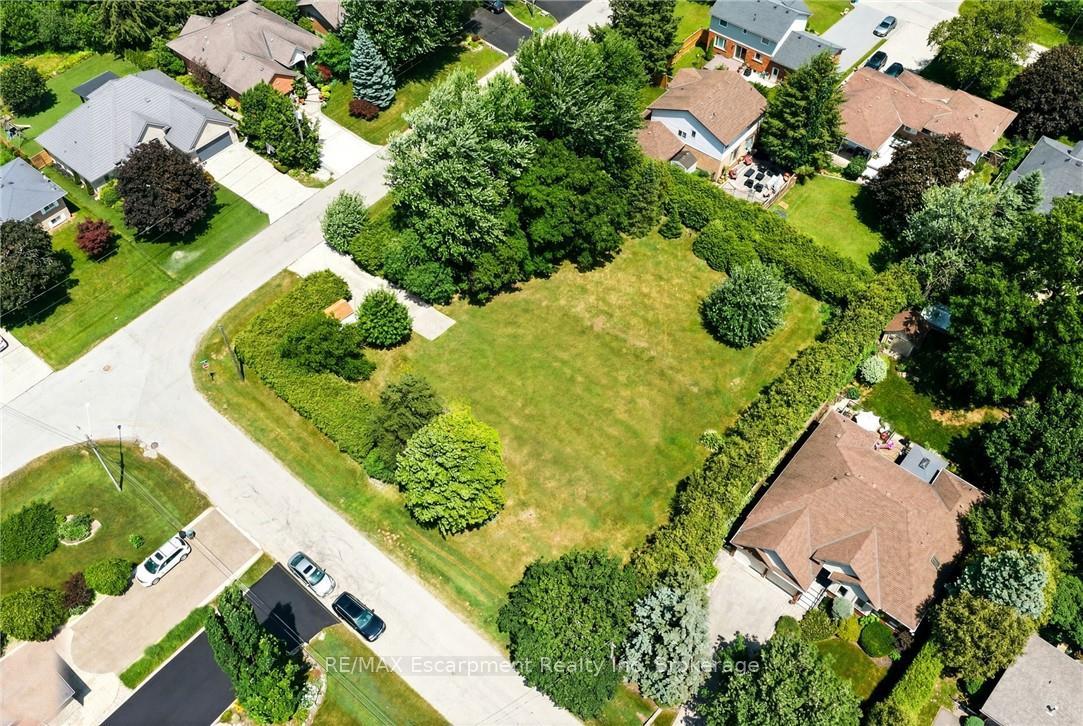 Photo 11 of 8 Northlawn Avenue, Hamilton, Waterdown — HOMEH