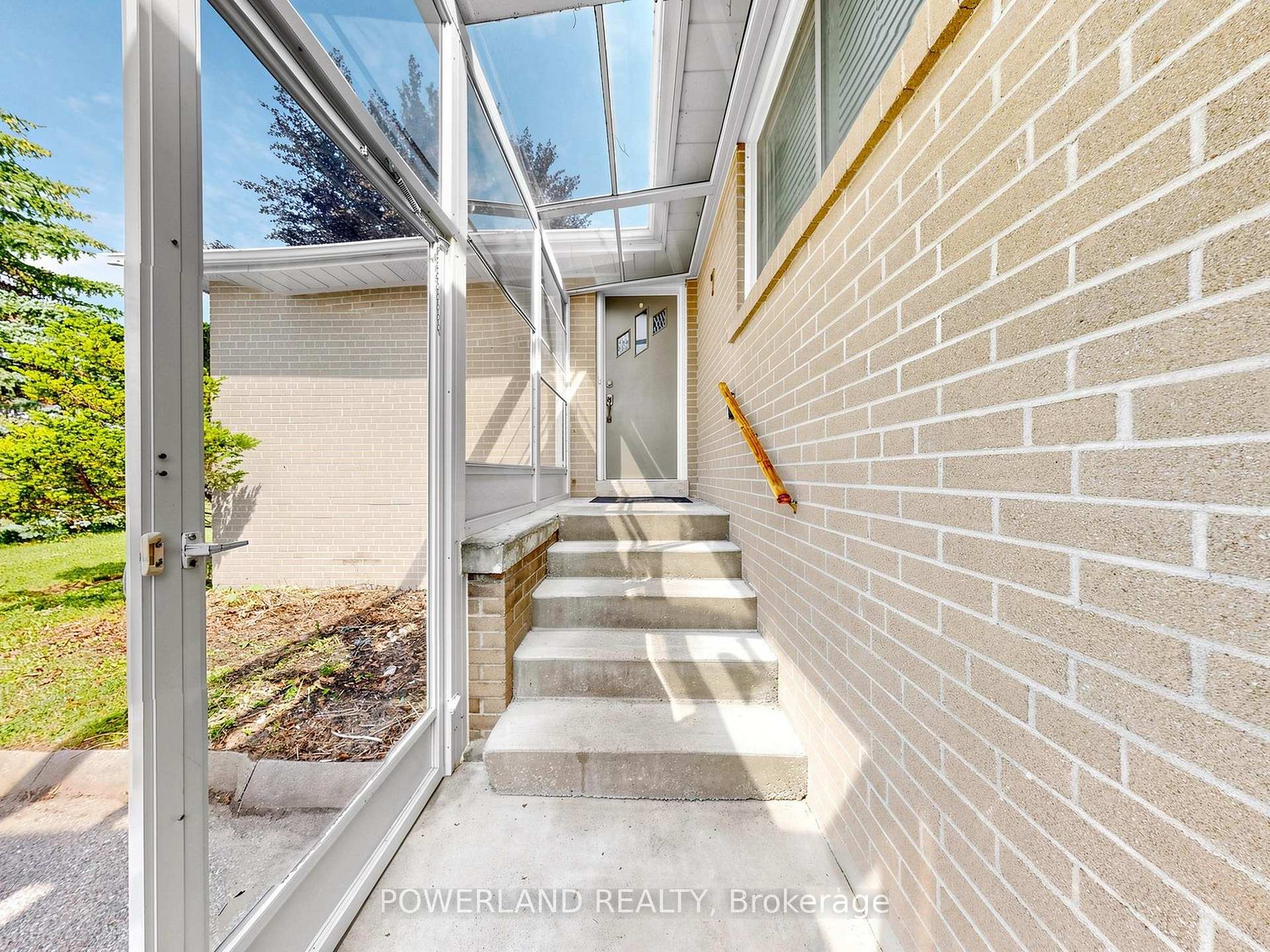 Photo 8 of 7 Laurentide Avenue, Aurora, Aurora Heights — HOMEH