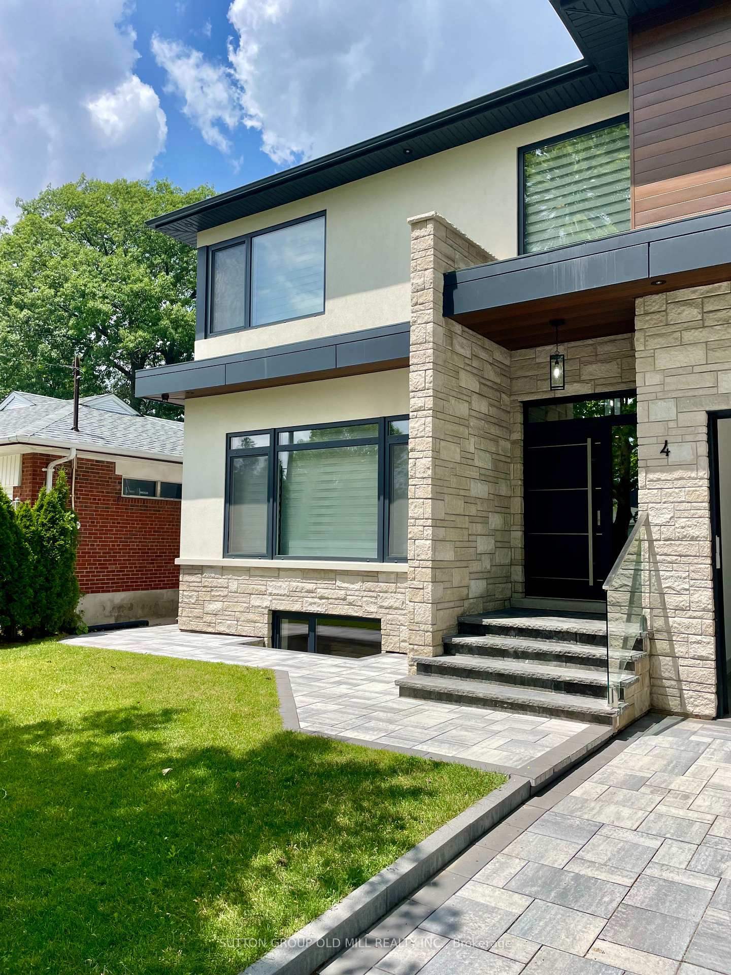 Photo 2 of 4 Leamington Avenue, Etobicoke, Stonegate-Queensway — HOMEH