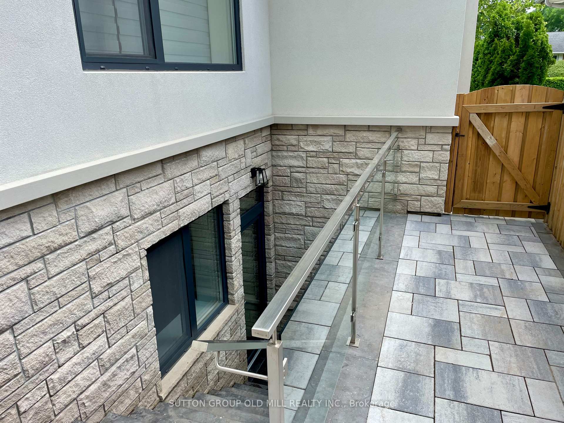 Photo 4 of 4 Leamington Avenue, Etobicoke, Stonegate-Queensway — HOMEH