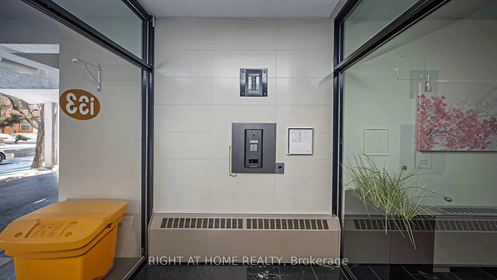 Photo 4 of Unit 1002, 133 Herkimer Street, Hamilton, Durand — HOMEH