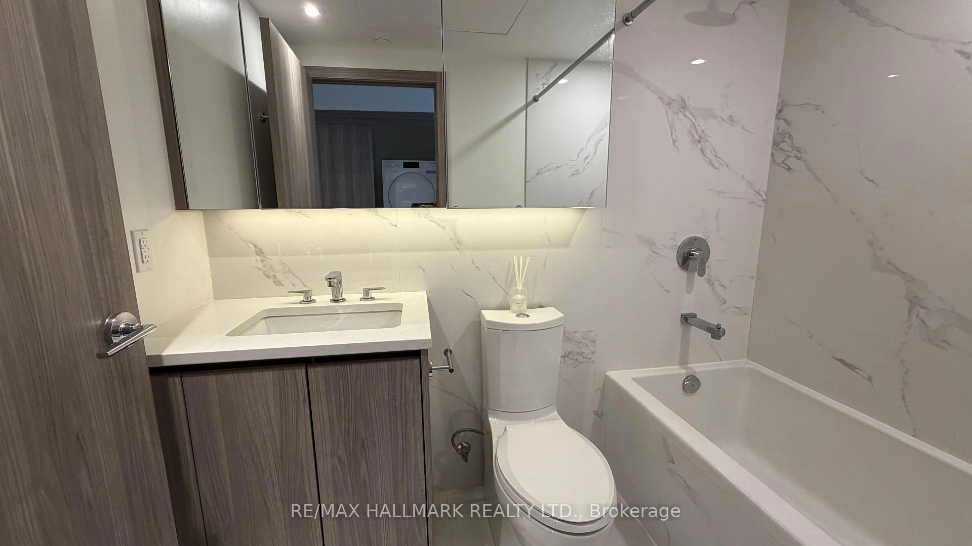 Photo 10 of Unit 1211, 27 Mcmahon Drive, North York, Bayview Village — HOMEH