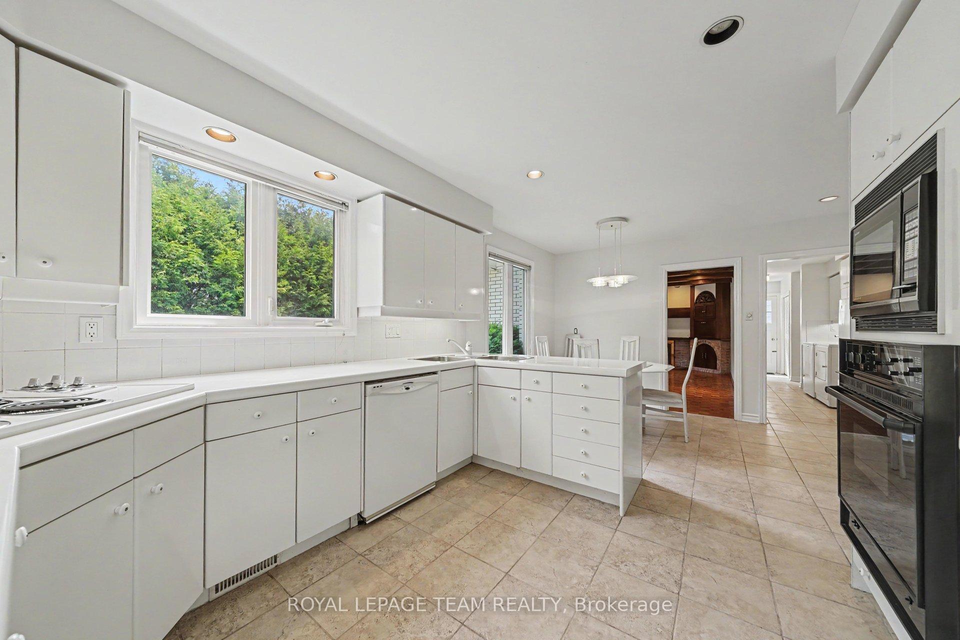 Photo 11 of 907 Dresden Crescent, Ottawa, Whitehaven — HOMEH