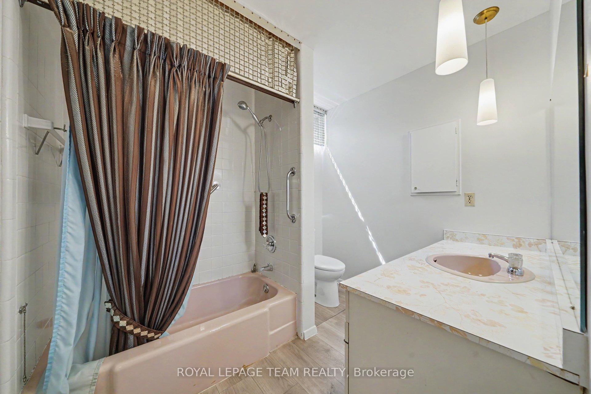 Photo 22 of 907 Dresden Crescent, Ottawa, Whitehaven — HOMEH